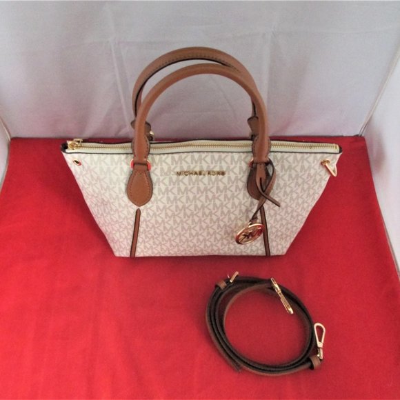 Michael Kors Sierra Signature Medium Messenger - Picture 4 of 13